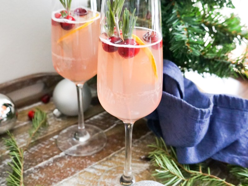 A Mistletoe Kiss (Cranberry French&nbsp;75)